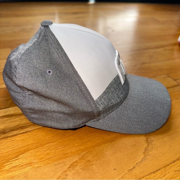 Travis Mathew Hat Yupoong Flex Fit Gray White Golf Cap Embroidered Logo L/XL - Picture 3 of 7